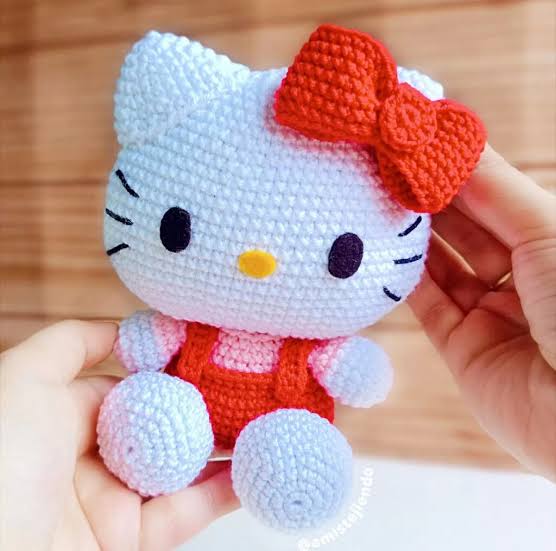 Amigurumi blanco con lazo rojo