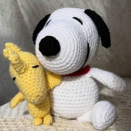 Amigurumis tejidos acompañados por un pequeño detalle amarillo